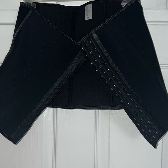 Corset/waist trainer - Picture 2 of 4